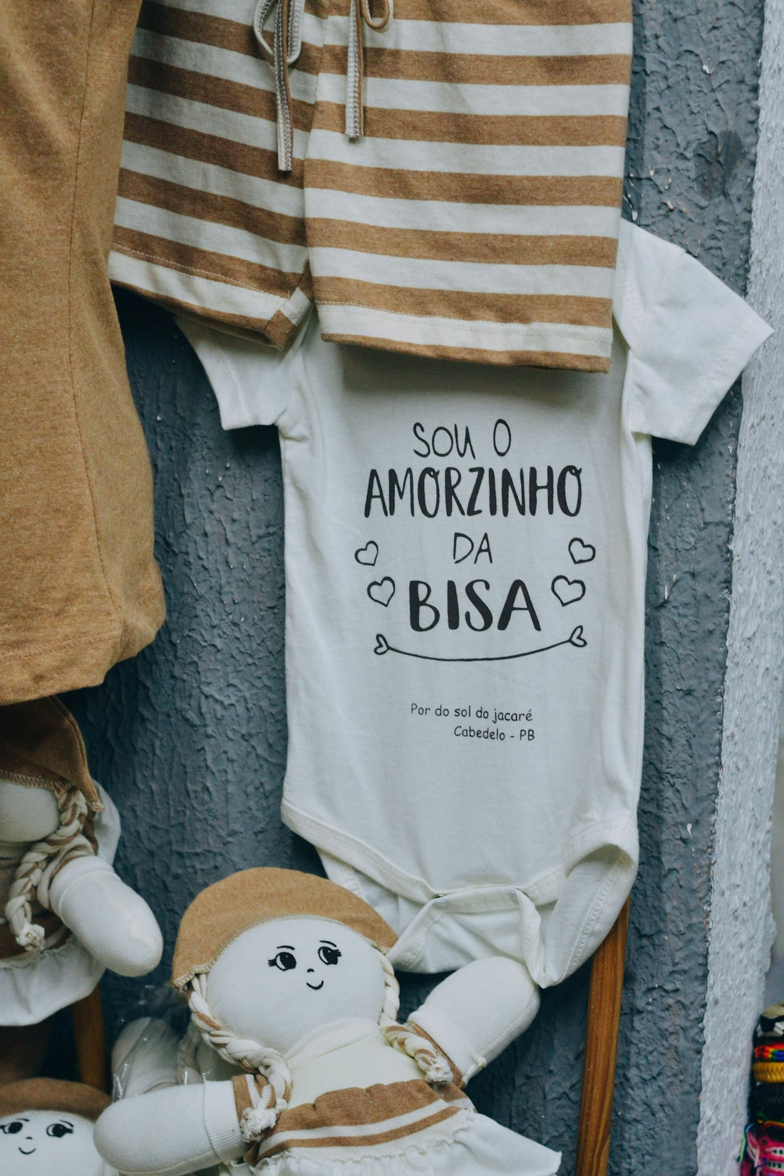 Baby onesie with sou o amorzinho da bisa text.