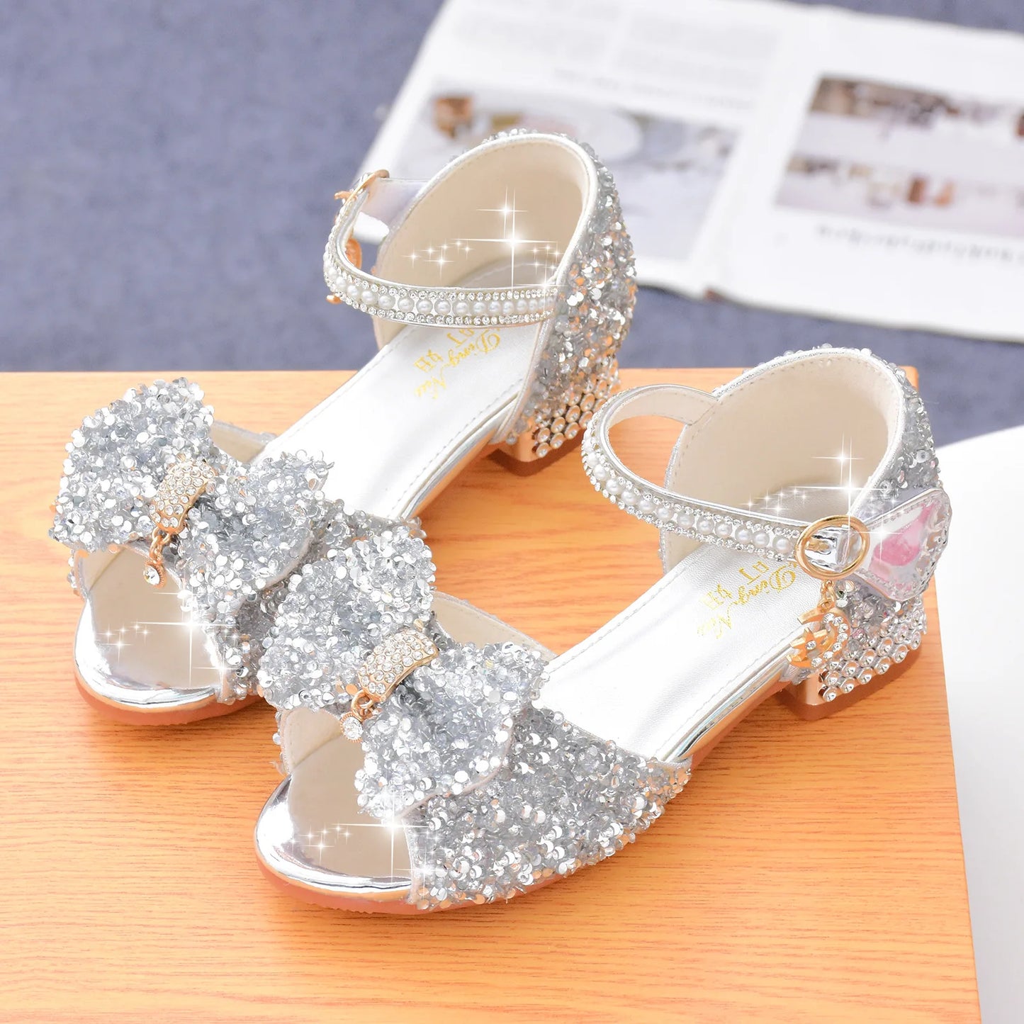 Children's Sandals Summer 2025 New Kids Crystal Bowknot Girls High Heels Soft Soled White Princess Wedding Performance Shoes