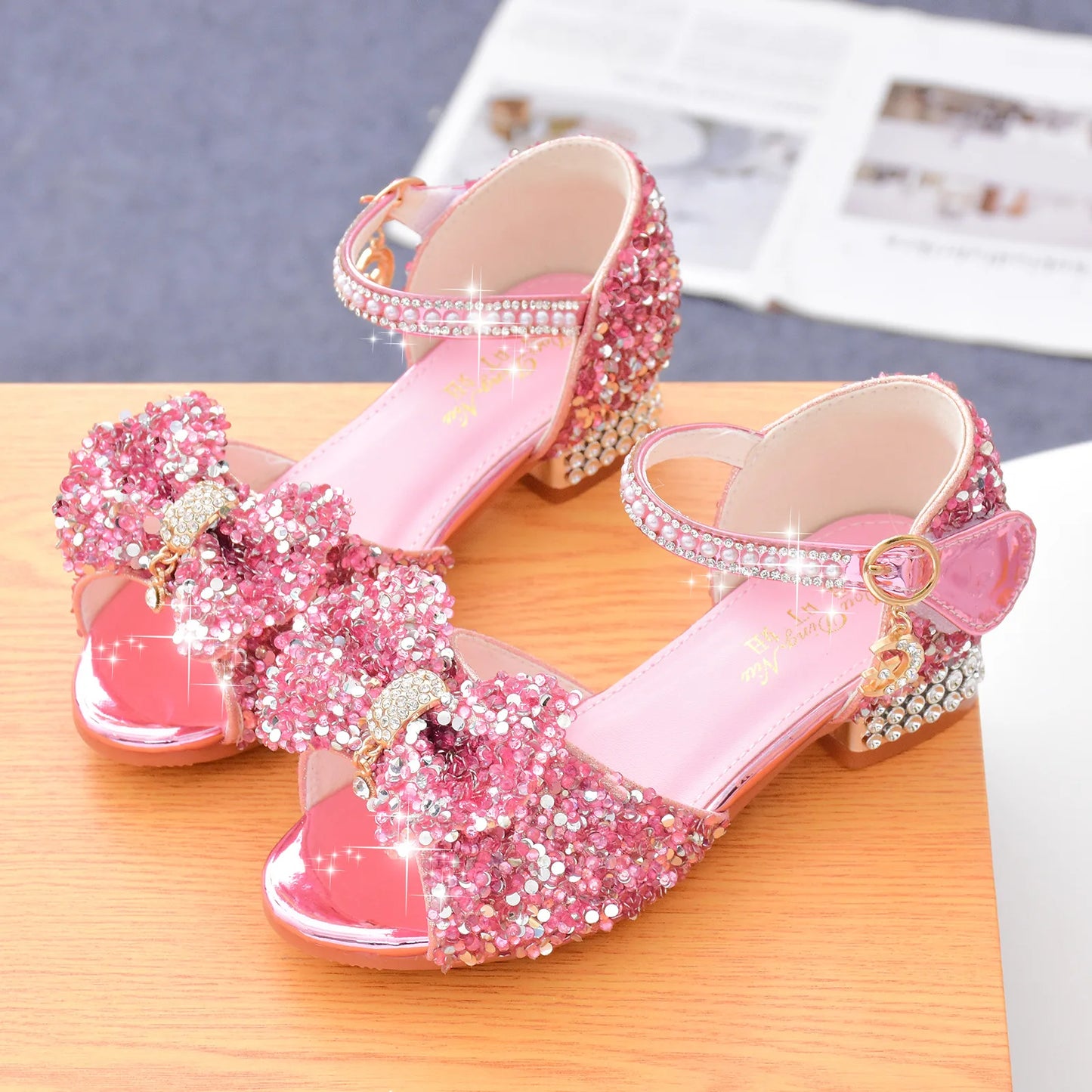 Children's Sandals Summer 2025 New Kids Crystal Bowknot Girls High Heels Soft Soled White Princess Wedding Performance Shoes