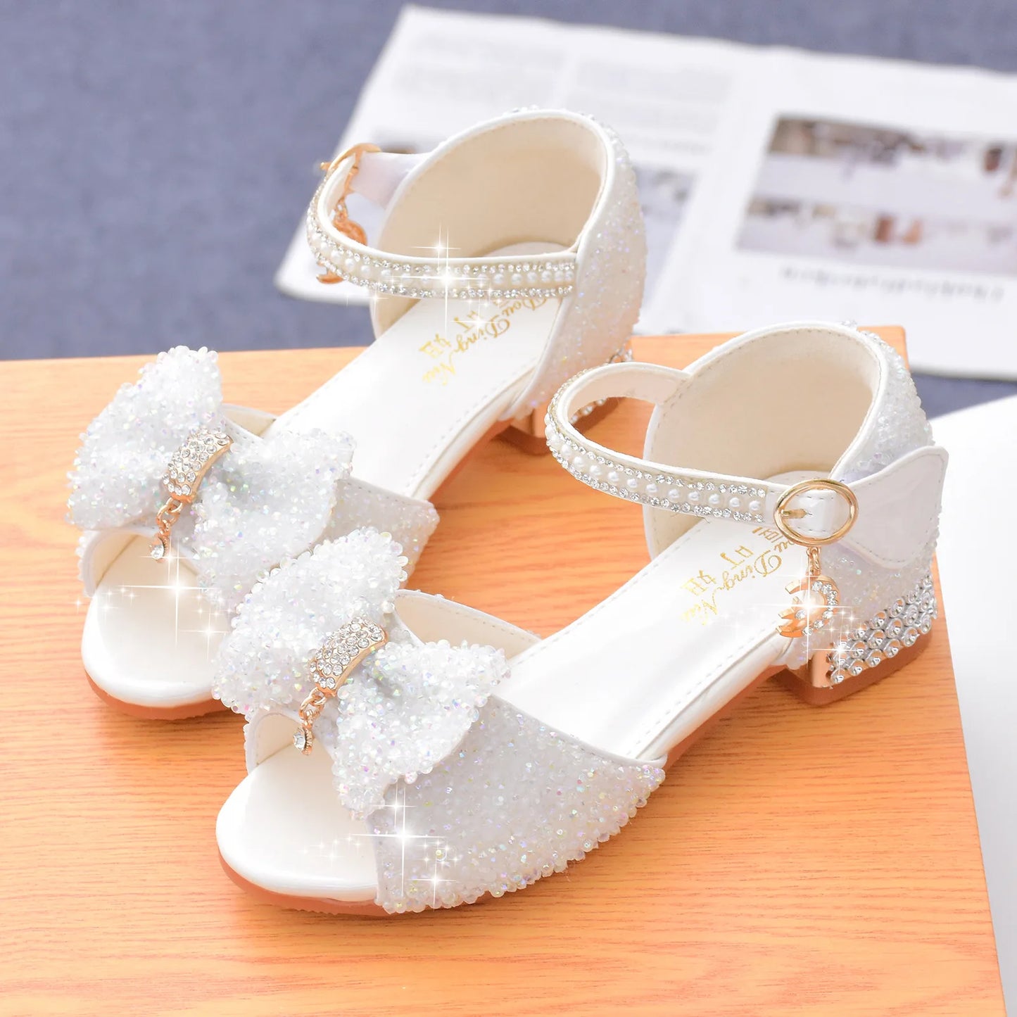 Children's Sandals Summer 2025 New Kids Crystal Bowknot Girls High Heels Soft Soled White Princess Wedding Performance Shoes