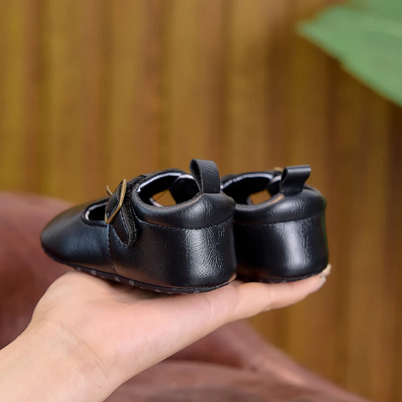 0-1 Year Old Baby Girl Flat Shoes, Spring, Autumn, and Summer 0-6-12 Months Soft-Soled Fashionable Solid Color Pu Hollow-Out Baby Girl Walking Shoes, Suitable for Daily Indoor and Outdoor Use