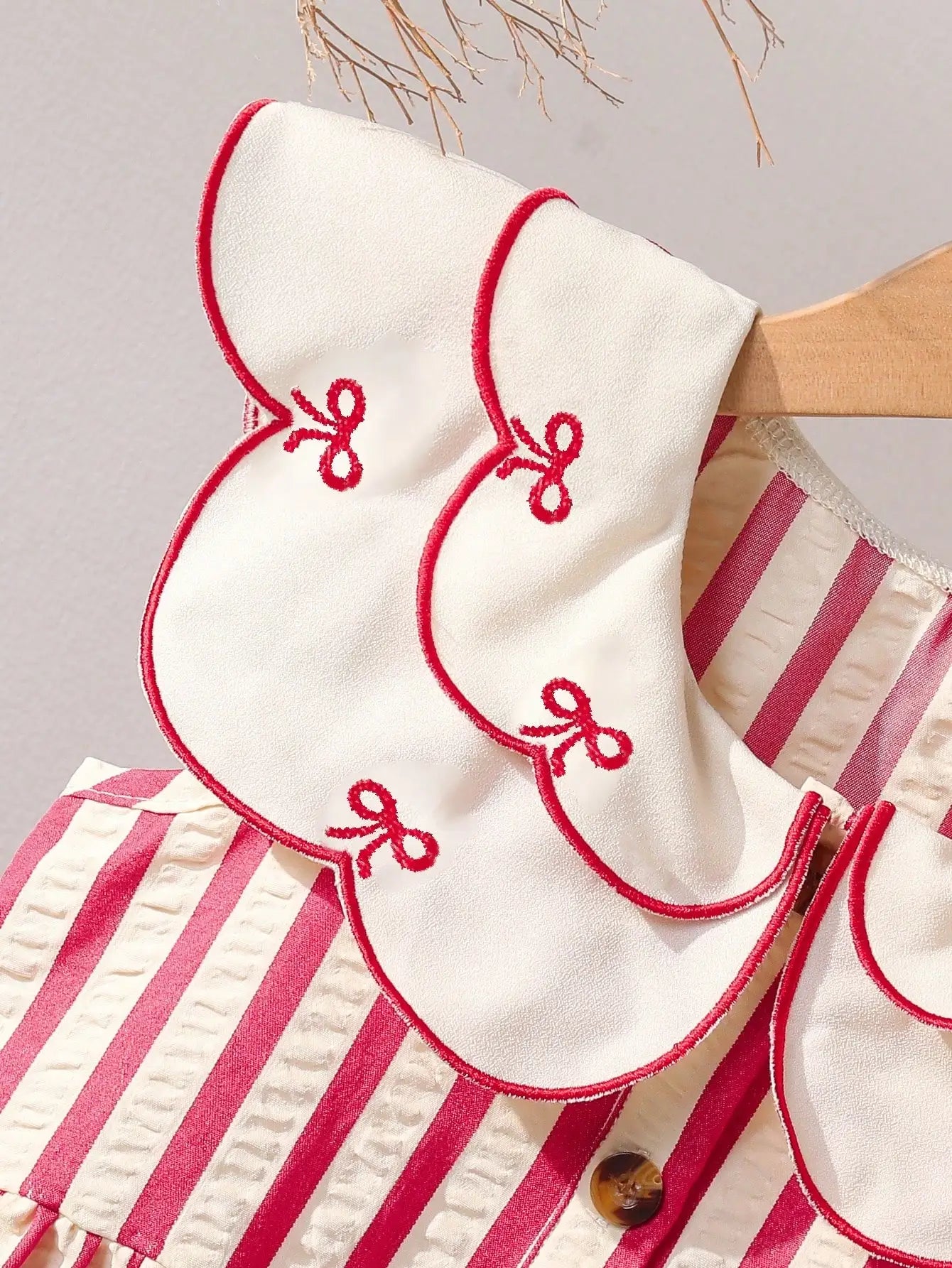 Little Girl's Summer Fresh and Energetic Red and White Striped Dress with Doll Collar and Bow