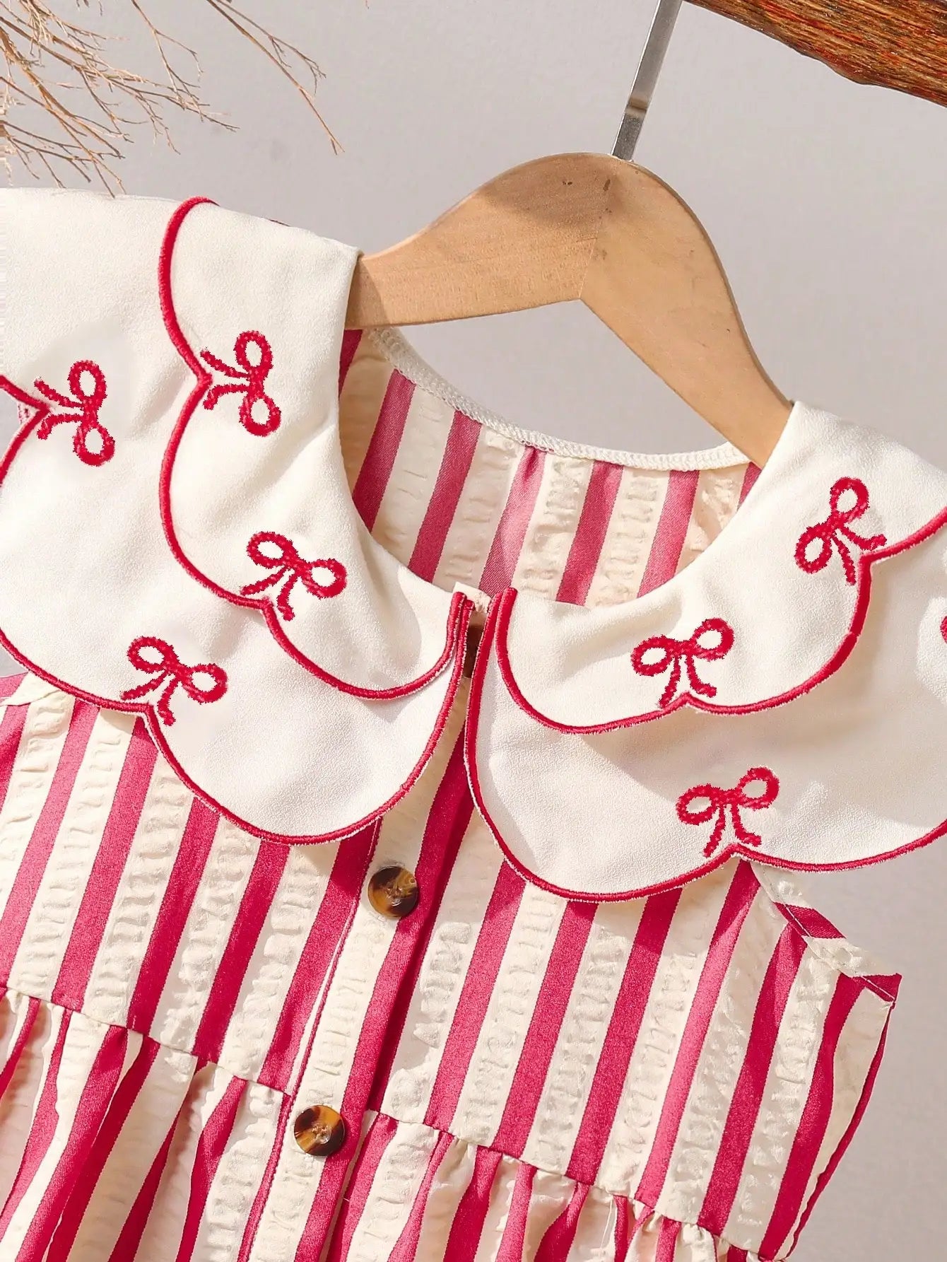 Little Girl's Summer Fresh and Energetic Red and White Striped Dress with Doll Collar and Bow